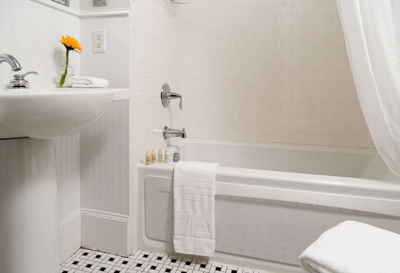 Отель The Woodstock Inn On The Millstream