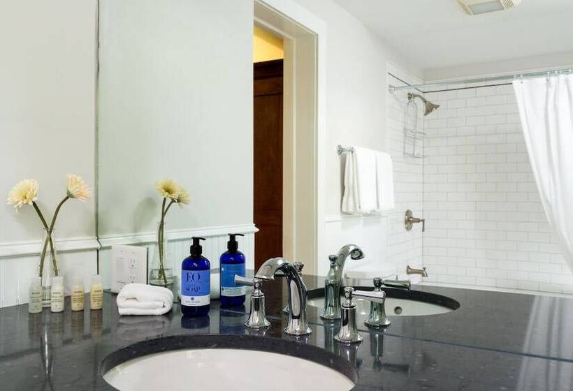 Отель The Woodstock Inn On The Millstream