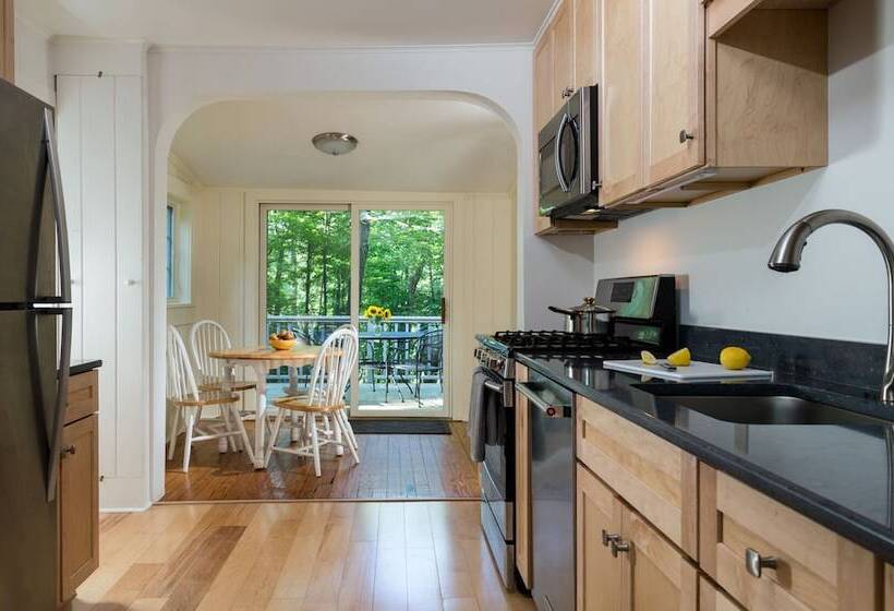 Отель The Woodstock Inn On The Millstream