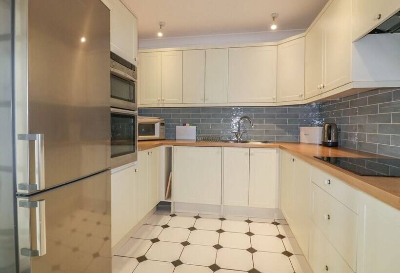 Apartment 1, Trearren