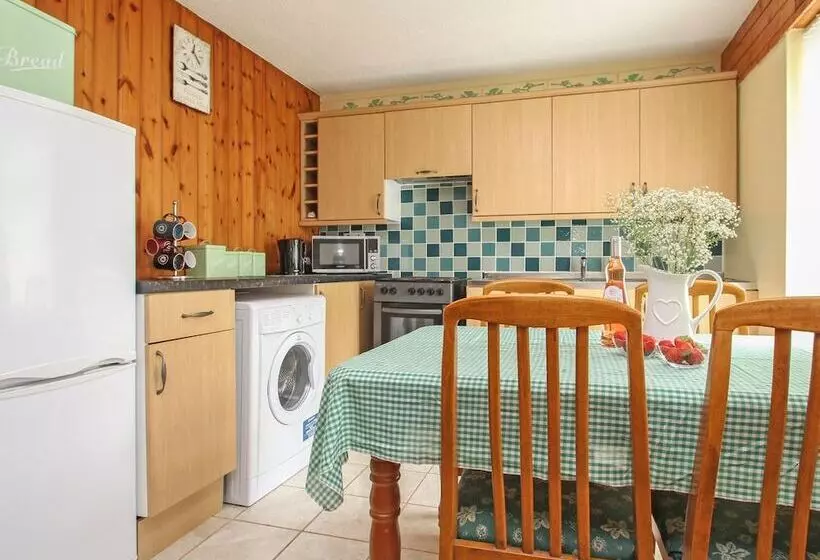 4 Manorcombe