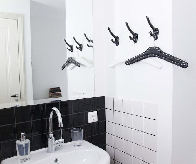 هاستل Hello I M Local