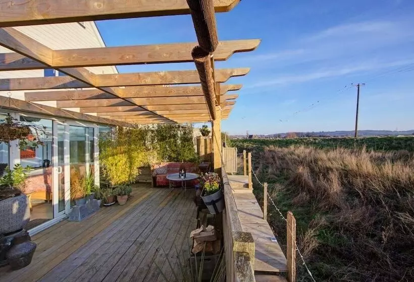 Aamiaismajoitus (B&B) Driftwood Beach House