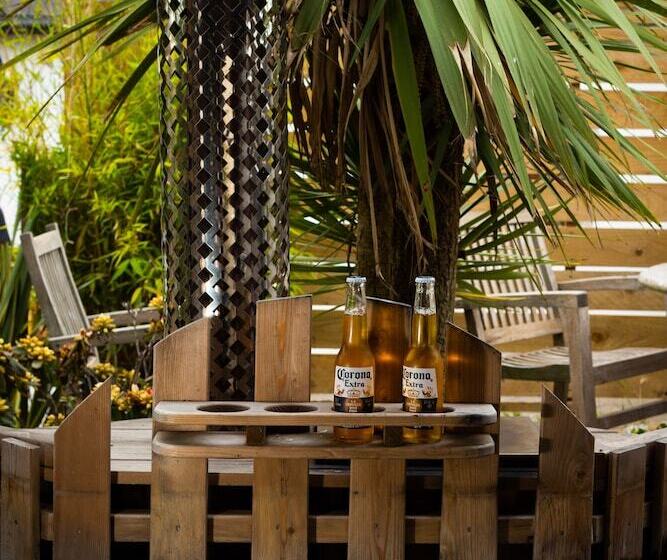 مبيت وإفطار Driftwood Beach House