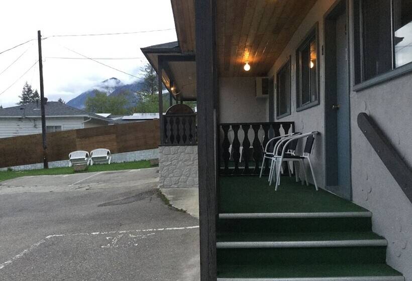 هتل Celadon Lodge