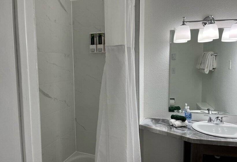 هتل Celadon Lodge