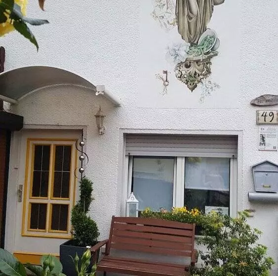 Hotelli Ferienhaus Am Schloss Sayn