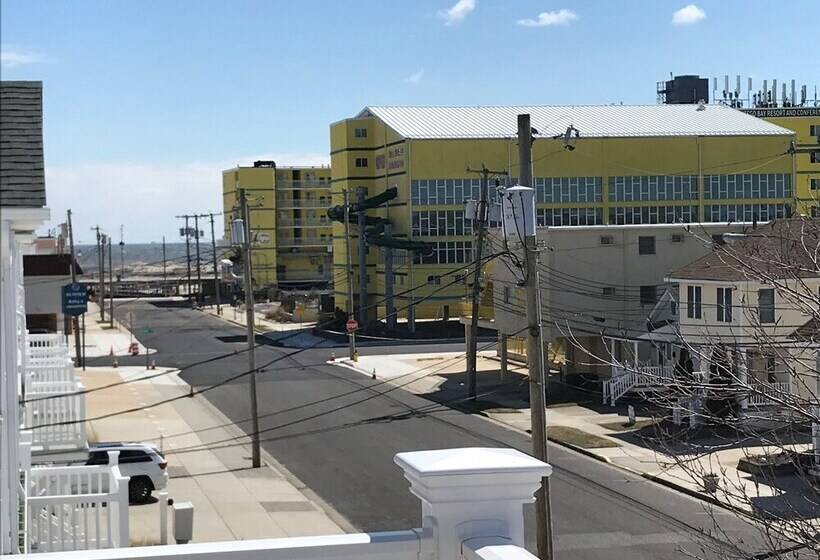 هتل Hemingways By The Sea