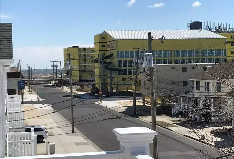 Hotelli Hemingways By The Sea