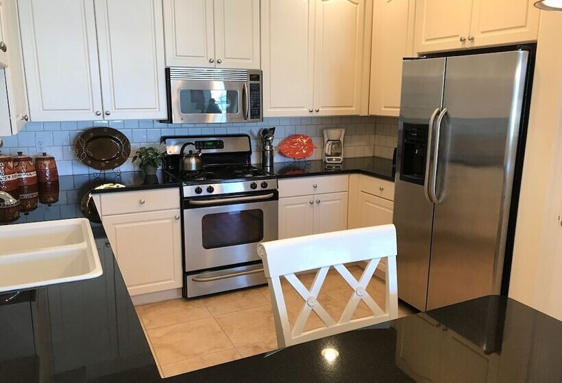 هتل Hemingways By The Sea