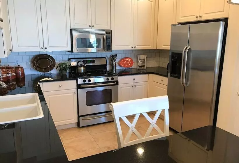 Hotelli Hemingways By The Sea