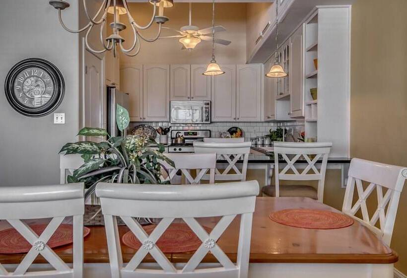 هتل Hemingways By The Sea