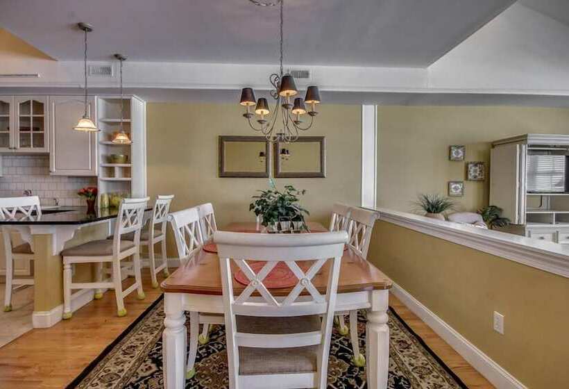 هتل Hemingways By The Sea