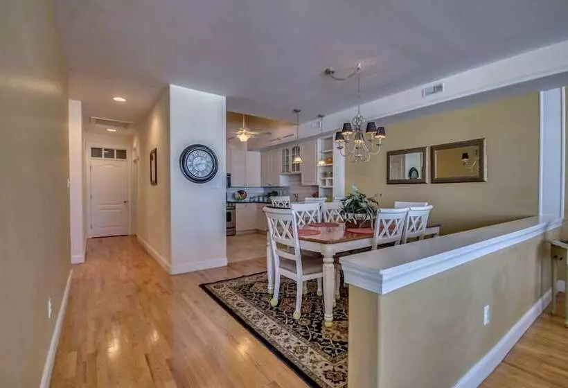 Hotelli Hemingways By The Sea