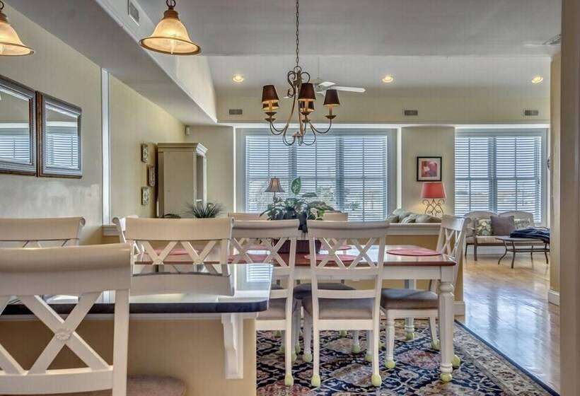 هتل Hemingways By The Sea