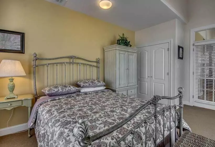 Hotelli Hemingways By The Sea