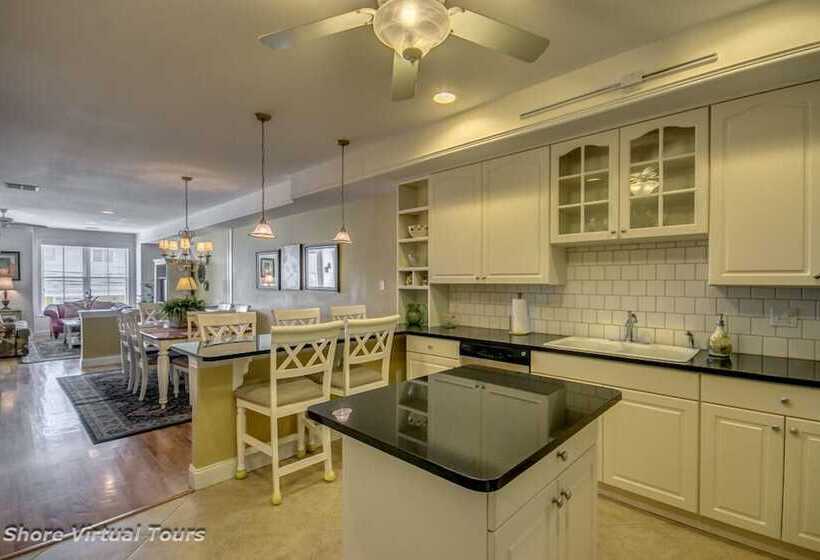 هتل Hemingways By The Sea