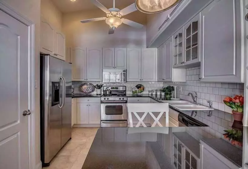 Hotelli Hemingways By The Sea