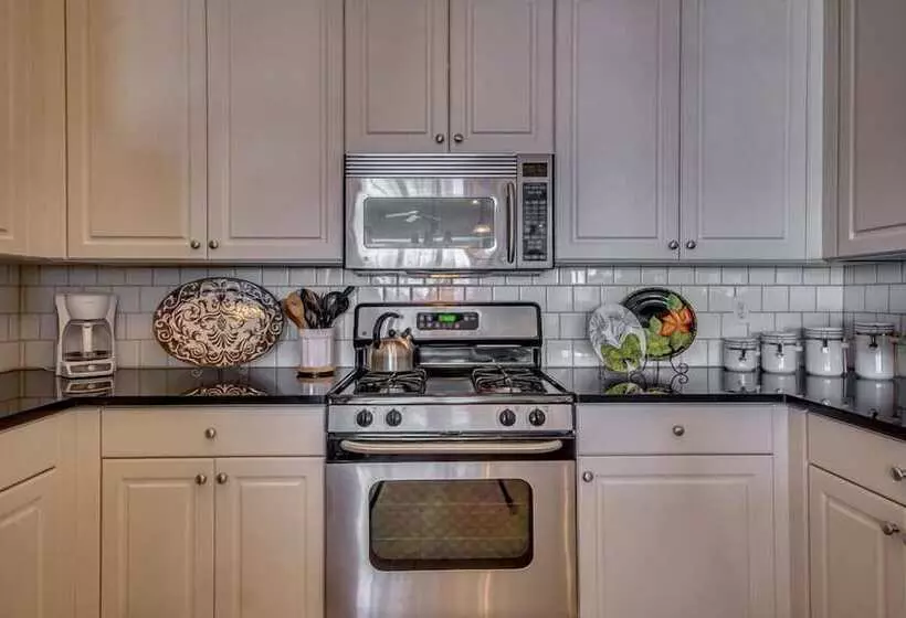 Hotelli Hemingways By The Sea