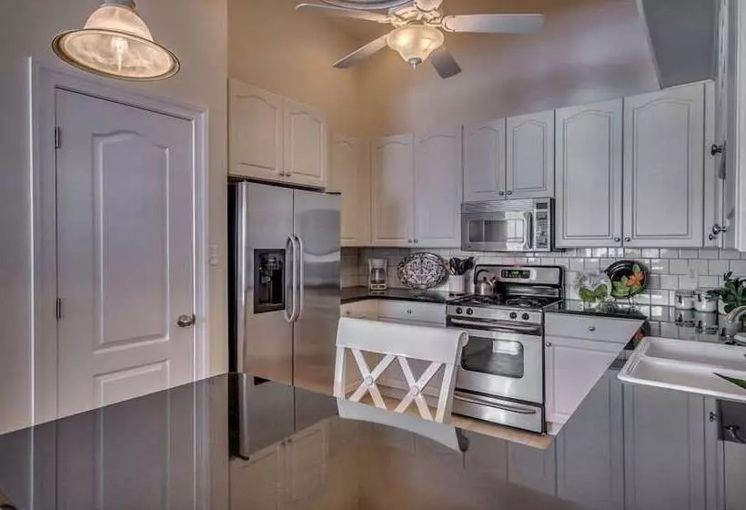 Hotelli Hemingways By The Sea