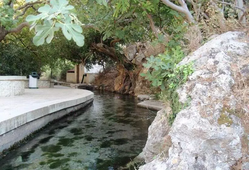 Hotelli Zakros Rooms Restaurant