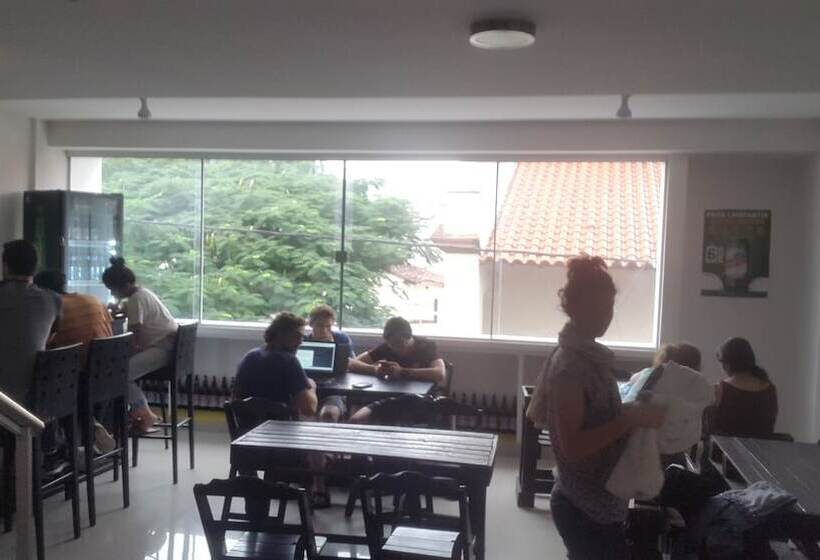 هاستل Backpackers Bar&suites