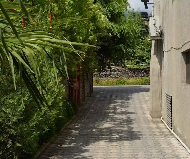 هتل In The Middle Of City