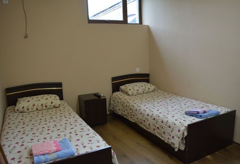 هتل In The Middle Of City