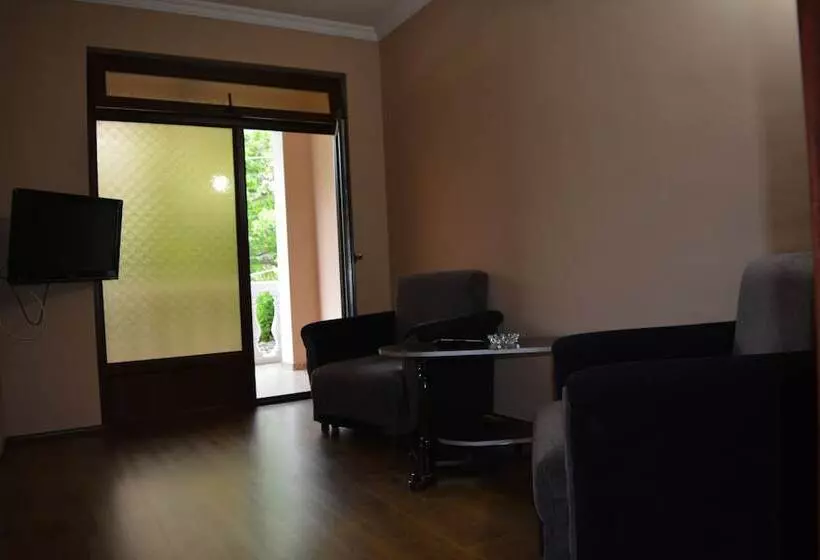 هتل In The Middle Of City