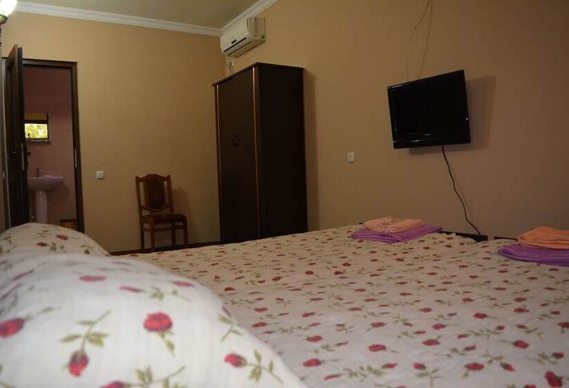 هتل In The Middle Of City