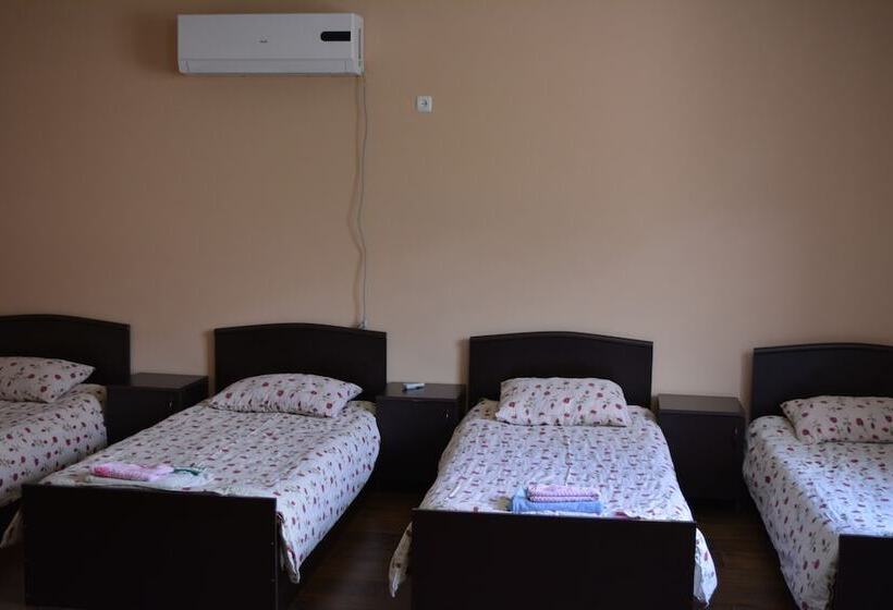 هتل In The Middle Of City