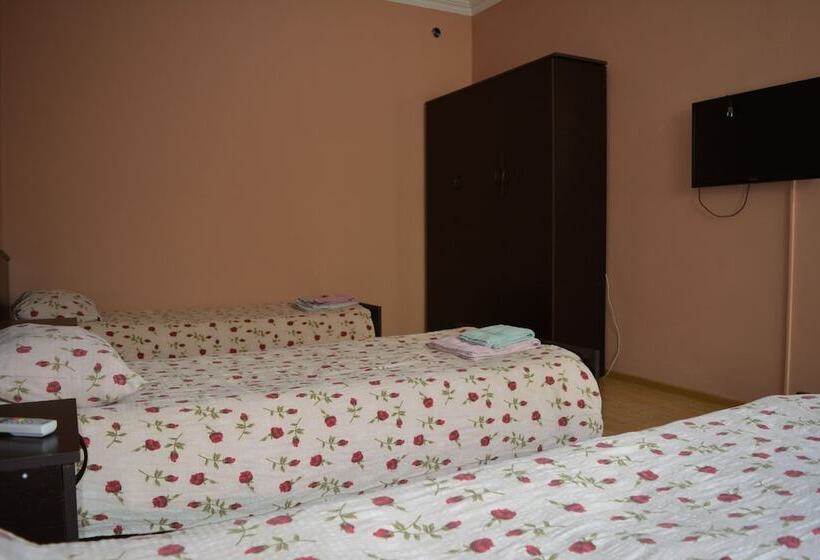 هتل In The Middle Of City