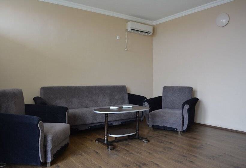 هتل In The Middle Of City