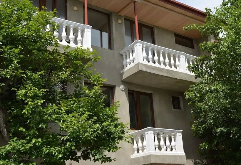 هتل In The Middle Of City