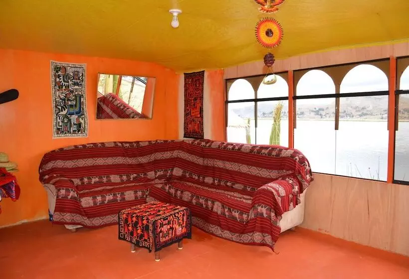 هتل Uros Aruntawi Lodge