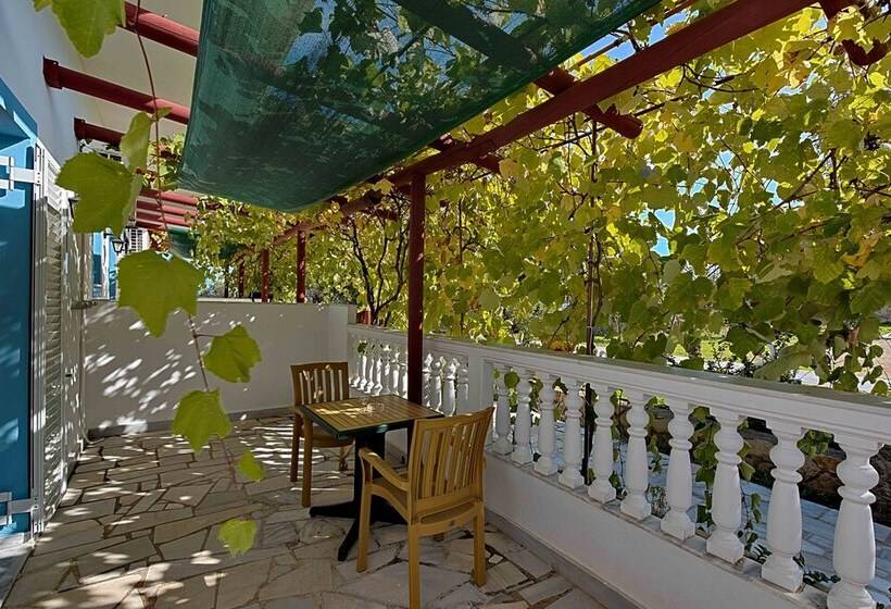 Mikro Nisi Studios & Apartments