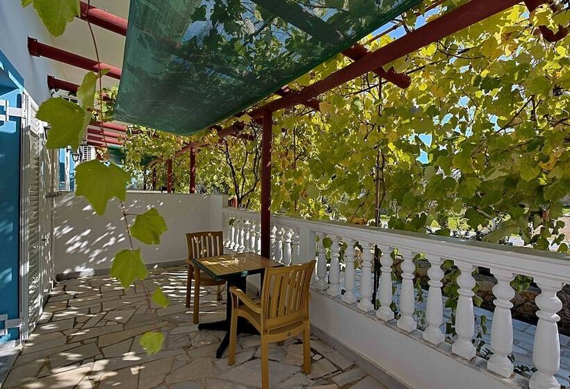 Mikro Nisi Studios & Apartments