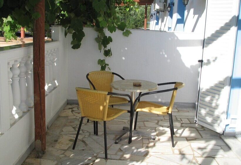 Mikro Nisi Studios & Apartments