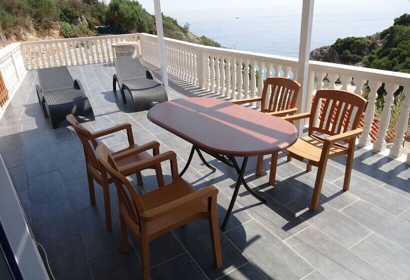 Mikro Nisi Studios & Apartments