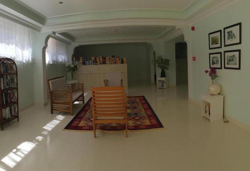 هتل La Moda Beach