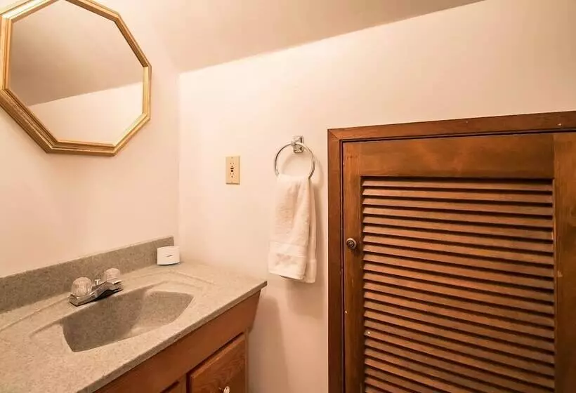 Ole  Berg S Den In Lake Wenatchee