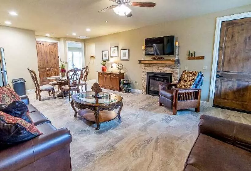 Aamiaismajoitus (B&B) Inn The Woods Suites