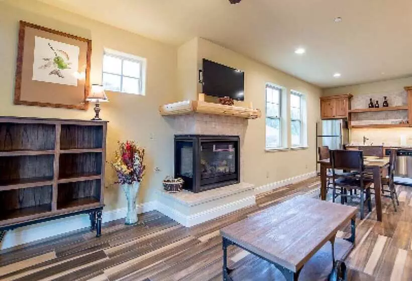 Aamiaismajoitus (B&B) Inn The Woods Suites