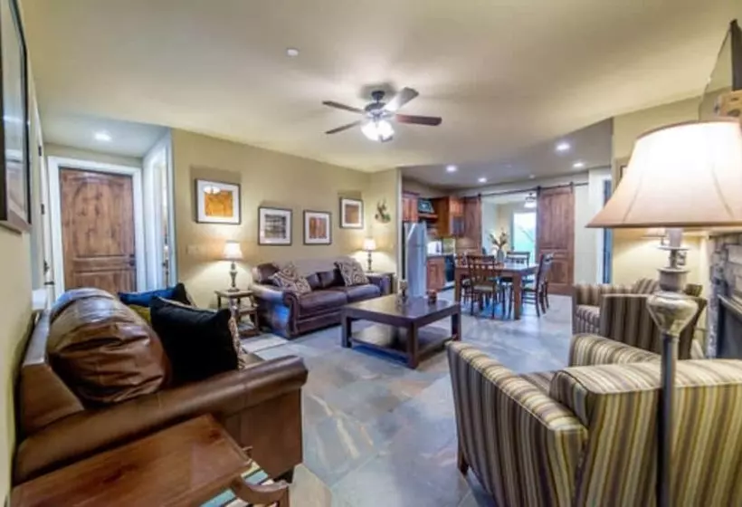 Aamiaismajoitus (B&B) Inn The Woods Suites