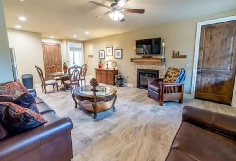 Aamiaismajoitus (B&B) Inn The Woods Suites