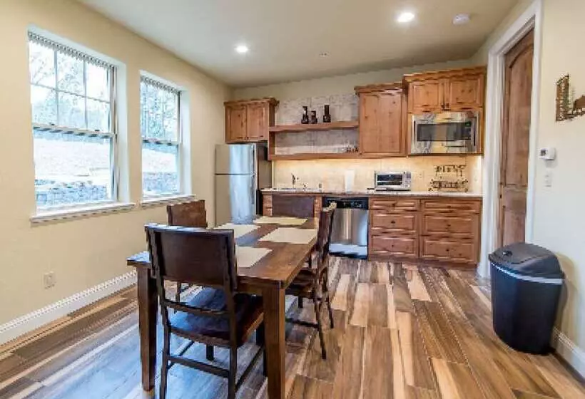 Aamiaismajoitus (B&B) Inn The Woods Suites