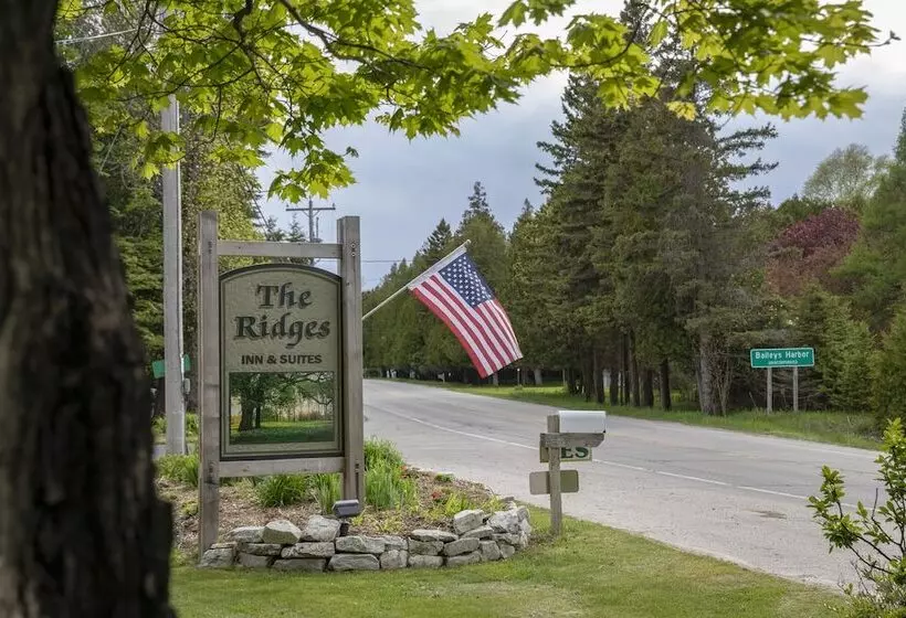 ホテル Ridges Inn & Suites