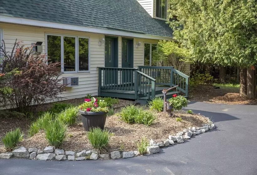 ホテル Ridges Inn & Suites