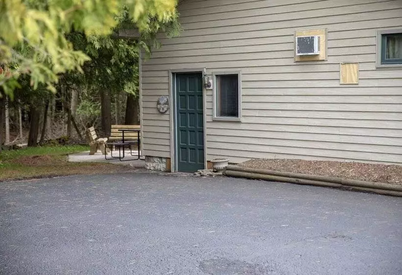 ホテル Ridges Inn & Suites