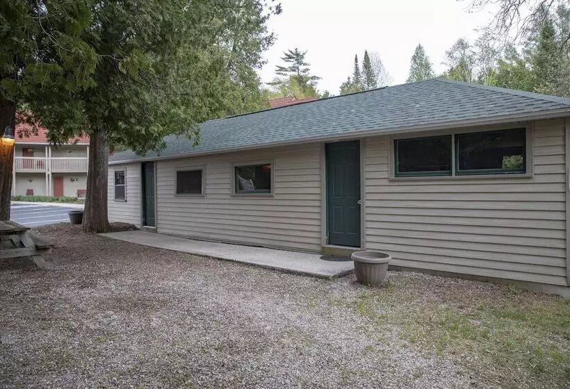 ホテル Ridges Inn & Suites